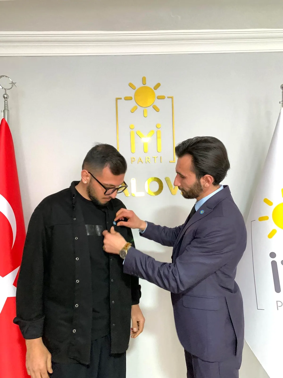İYİ Parti Yalova'da Gençlik Kollarına Yeni Üye Rozet Töreni İYİ Parti Yalova'da Gençlik Kollarına Yeni Üye Rozet Töreni