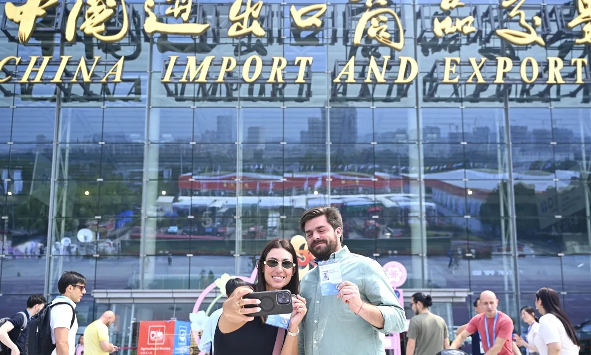İnsanoid Robotlar Canton Fair'de Küresel Ticareti Yeniden Şekillendiriyor İnsanoid Robotlar Canton Fair'de Küresel Ticareti Yeniden Şekillendiriyor
