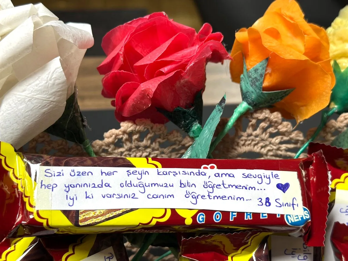 Toprakkale'de Öğretmenlere Duygulu Sürpriz Toprakkale'de Öğretmenlere Duygulu Sürpriz