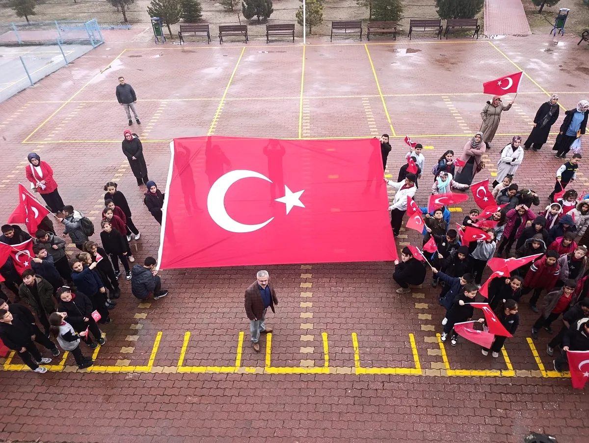 Konya'da Okullar Şanlıurfa ve Kahramanmaraş İçin Bayrak Açtı Konya'da Okullar Şanlıurfa ve Kahramanmaraş İçin Bayrak Açtı