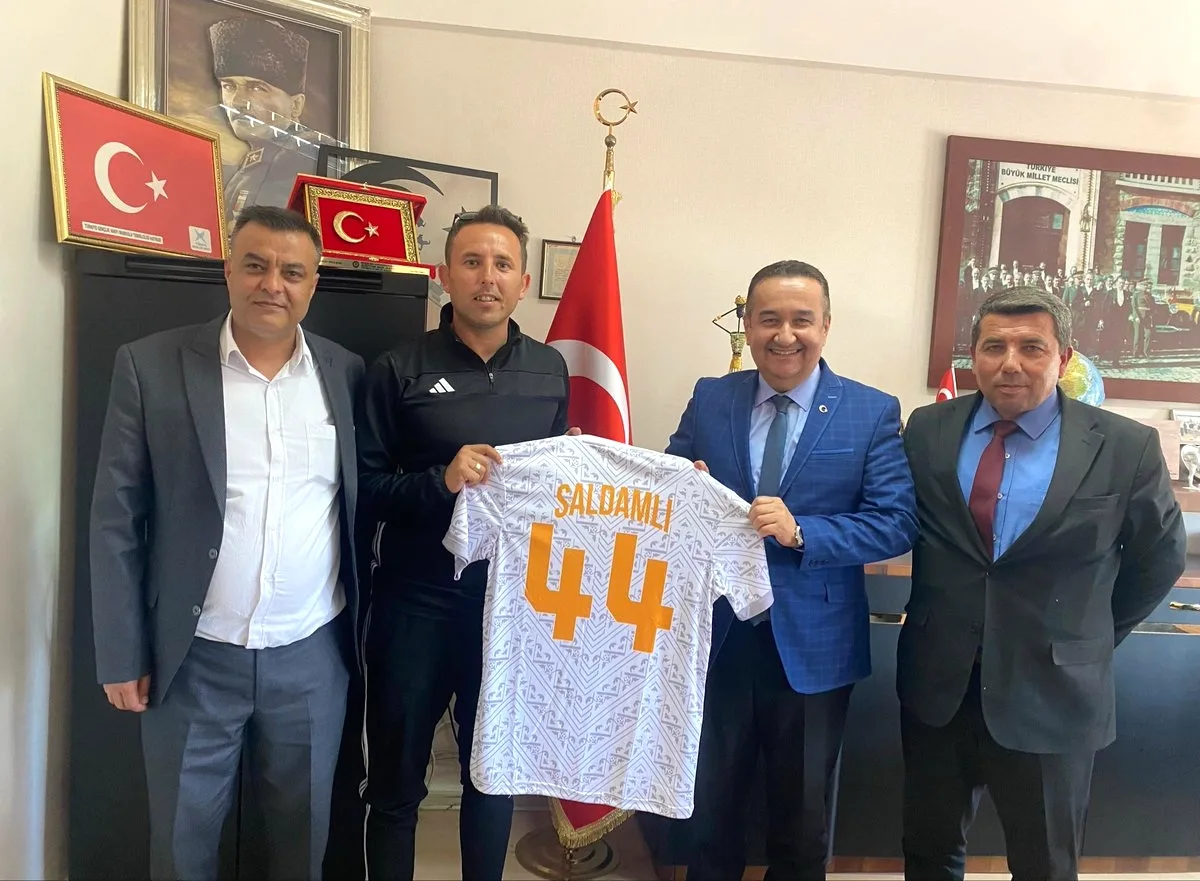 İmamoğlu'nda Eğitim Projesine Forma Takdimi İmamoğlu'nda Eğitim Projesine Forma Takdimi