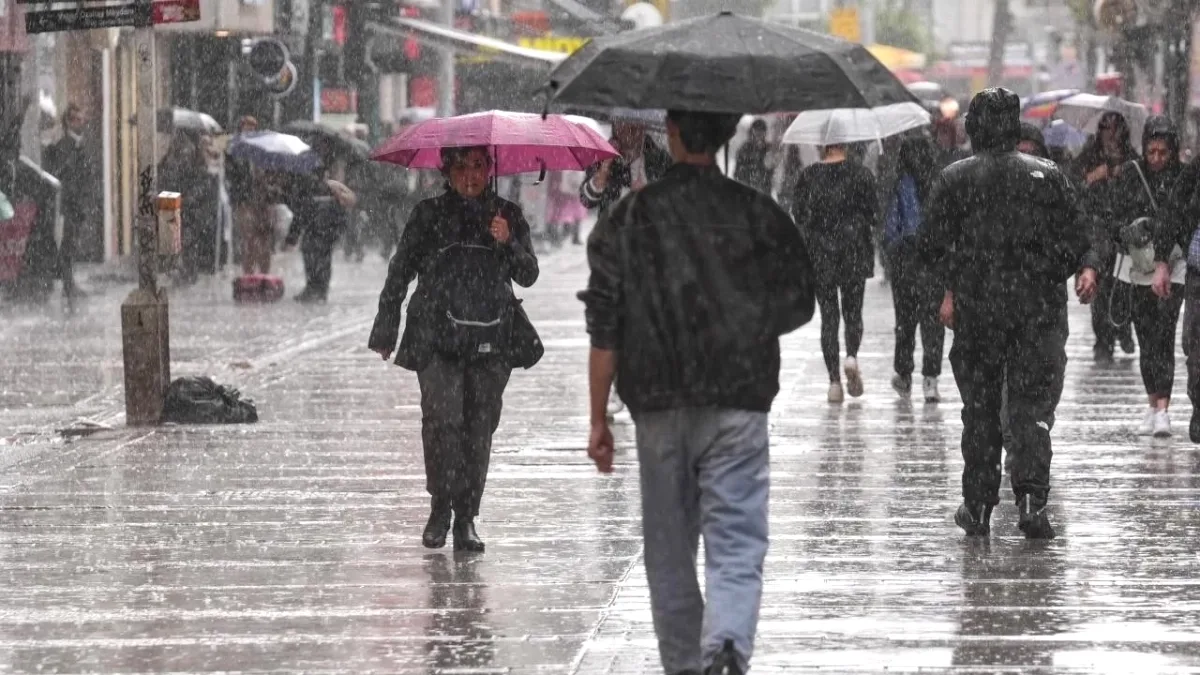 İstanbul'da Şiddetli Yağış Uyarısı: Sıcaklık 6 Derece Düşecek İstanbul'da Şiddetli Yağış Uyarısı: Sıcaklık 6 Derece Düşecek