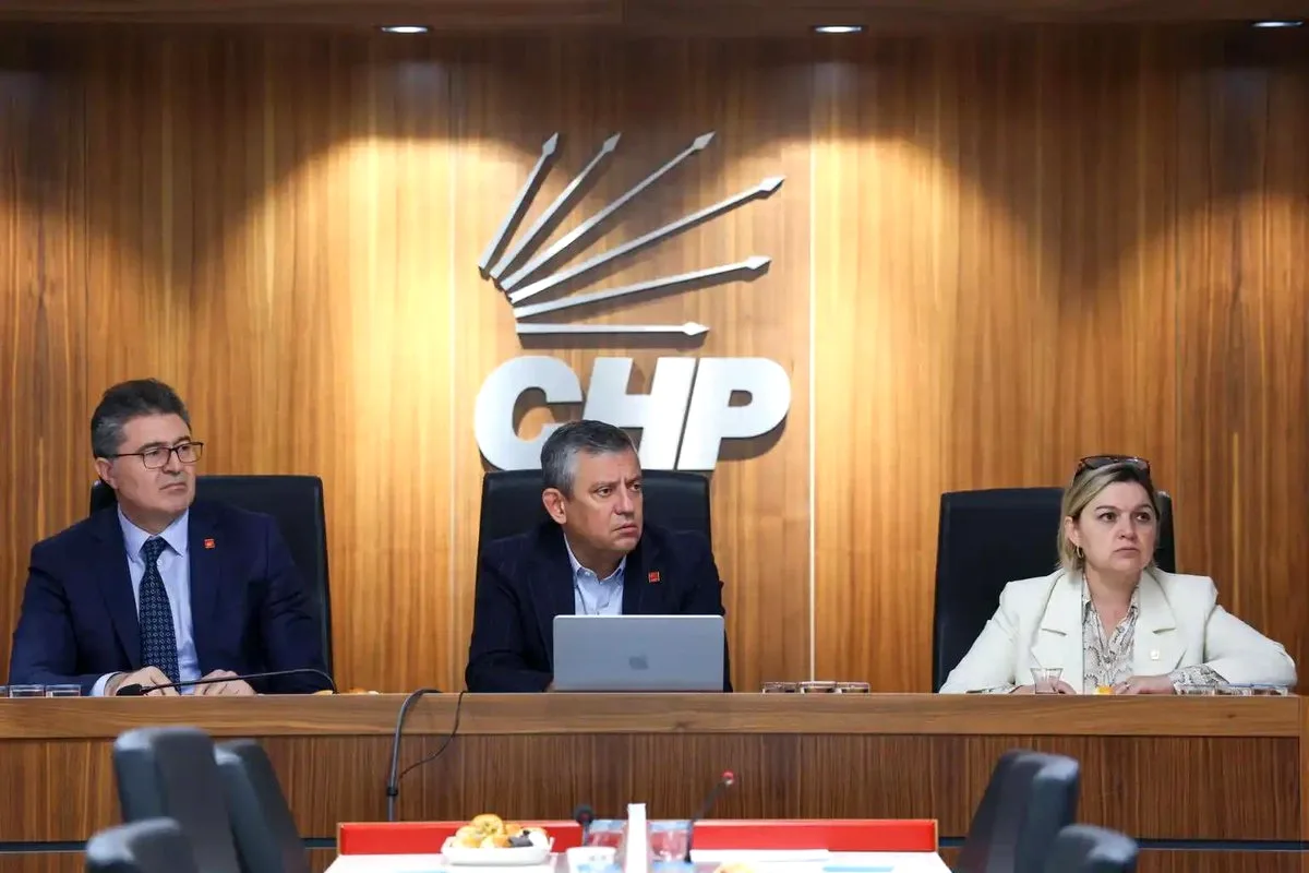Özgür Özel Başkanlığında CHP MYK Toplantısı: "Hukuksuzluklara Boyun Eğmeyeceğiz" Özgür Özel Başkanlığında CHP MYK Toplantısı: "Hukuksuzluklara Boyun Eğmeyeceğiz"