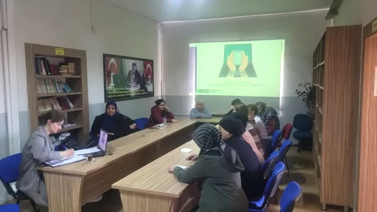 Bursa'da Roman Kadınlara Teknoloji Bağımlılığı Eğitimi Verildi Bursa'da Roman Kadınlara Teknoloji Bağımlılığı Eğitimi Verildi