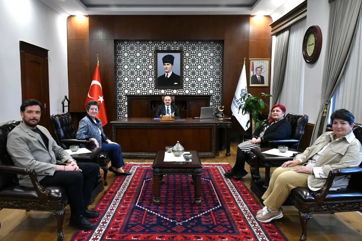 Balıkesir'de Otizm Farkındalığı İçin Vali'ye Teşekkür Plaketi Balıkesir'de Otizm Farkındalığı İçin Vali'ye Teşekkür Plaketi