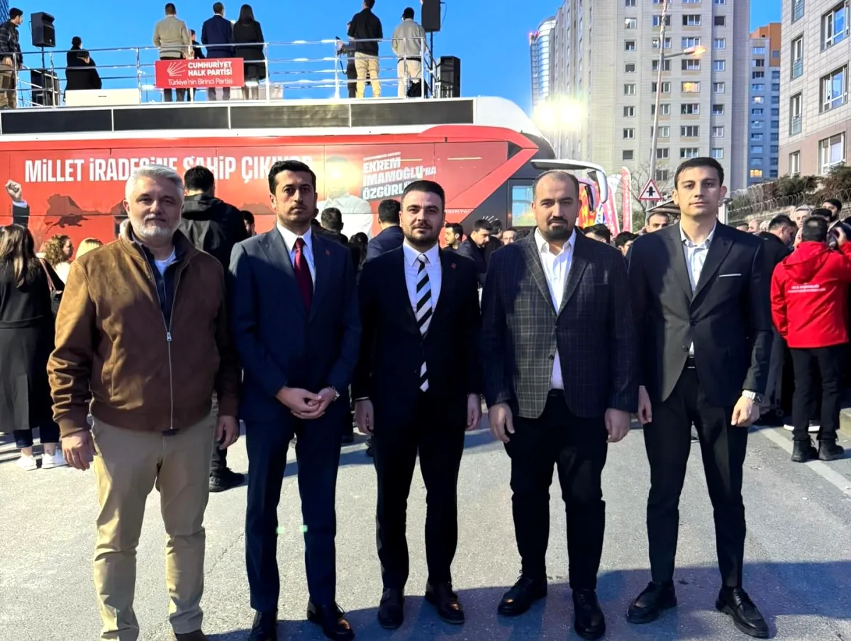 CHP Üsküdar, Özgür Özel Liderliğinde Ataşehir'de Halkla Buluştu CHP Üsküdar, Özgür Özel Liderliğinde Ataşehir'de Halkla Buluştu