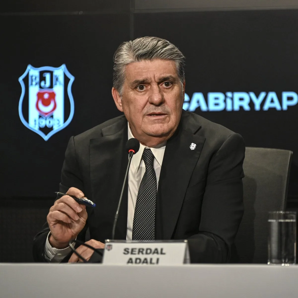Serdal Adalı'dan Hakem Hataları İtirafı: "Bu Sezon En Az 20 Puan Kaybettik" Serdal Adalı'dan Hakem Hataları İtirafı: "Bu Sezon En Az 20 Puan Kaybettik"