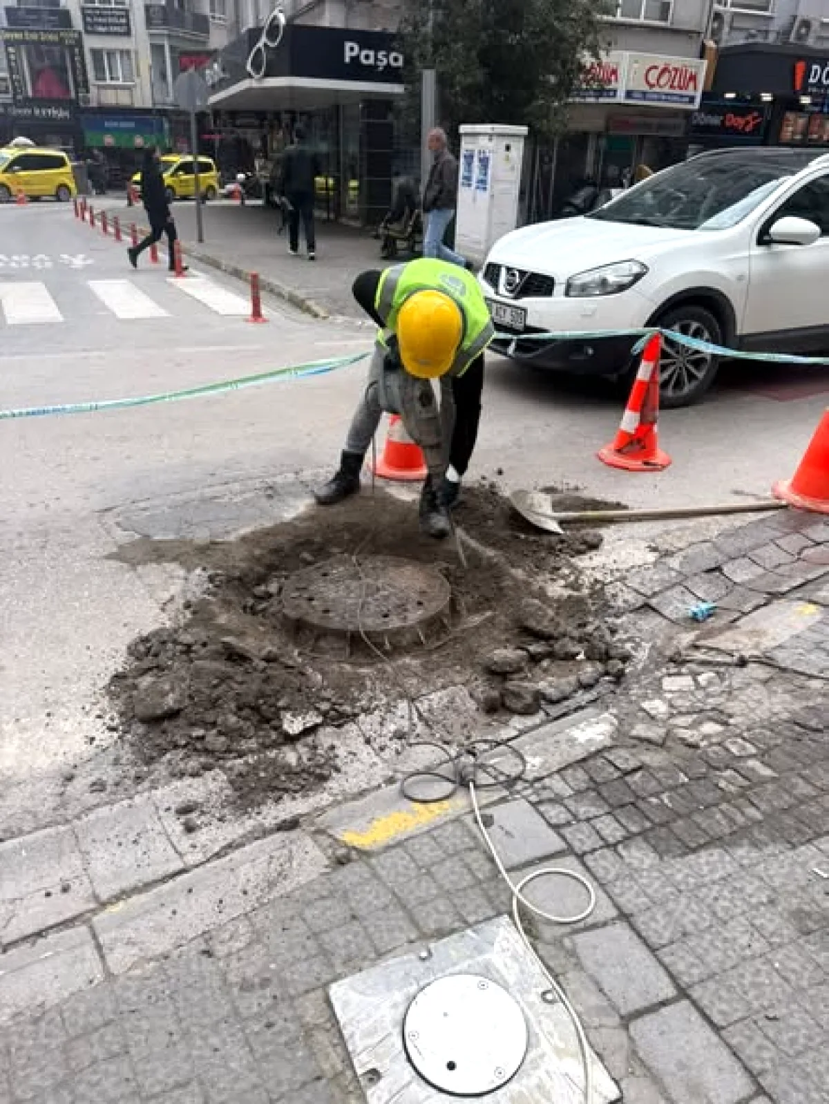 Balıkesir'de Yağmur Öncesi Kritik Hazırlık: Mazgallar Temizleniyor Balıkesir'de Yağmur Öncesi Kritik Hazırlık: Mazgallar Temizleniyor