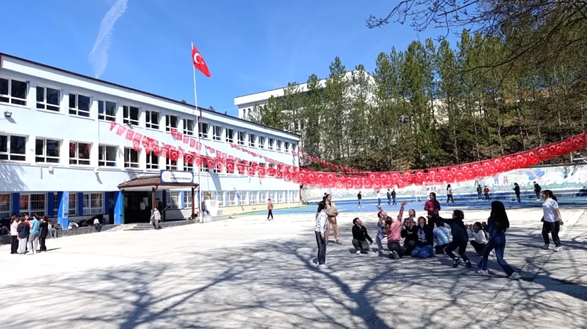 Harmancık'ta Okullar Türk Bayraklarıyla Donatıldı Harmancık'ta Okullar Türk Bayraklarıyla Donatıldı