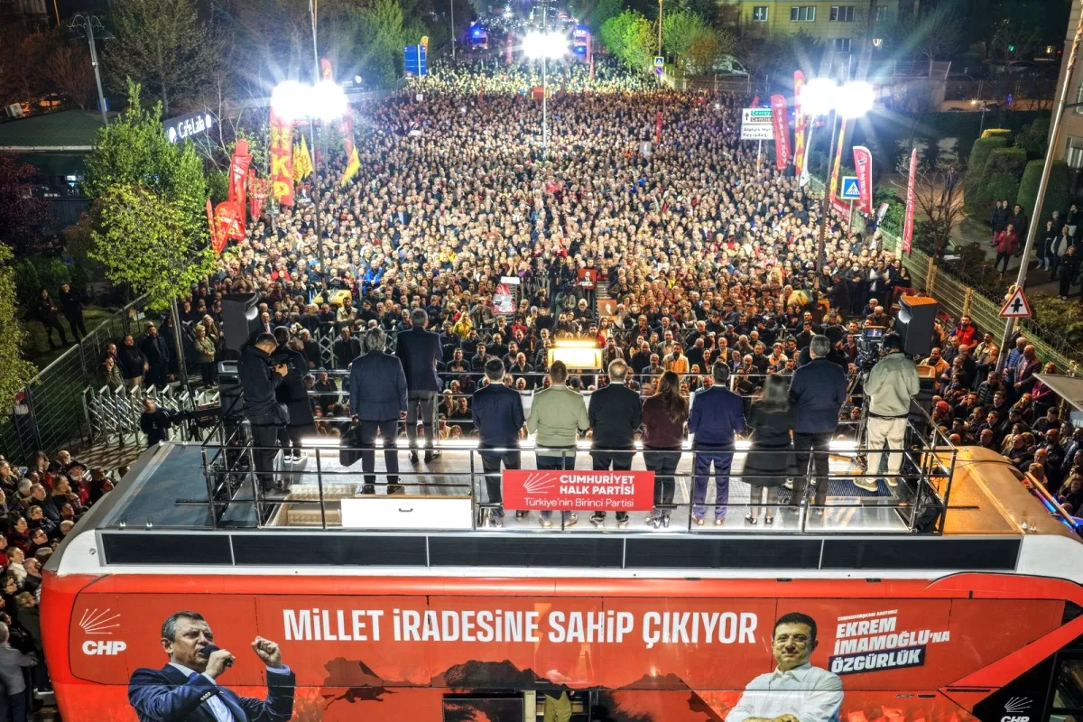 Özgür Özel Ataşehir'de Konuştu: "Onursal Adıgüzel Masumdur" Özgür Özel Ataşehir'de Konuştu: "Onursal Adıgüzel Masumdur"