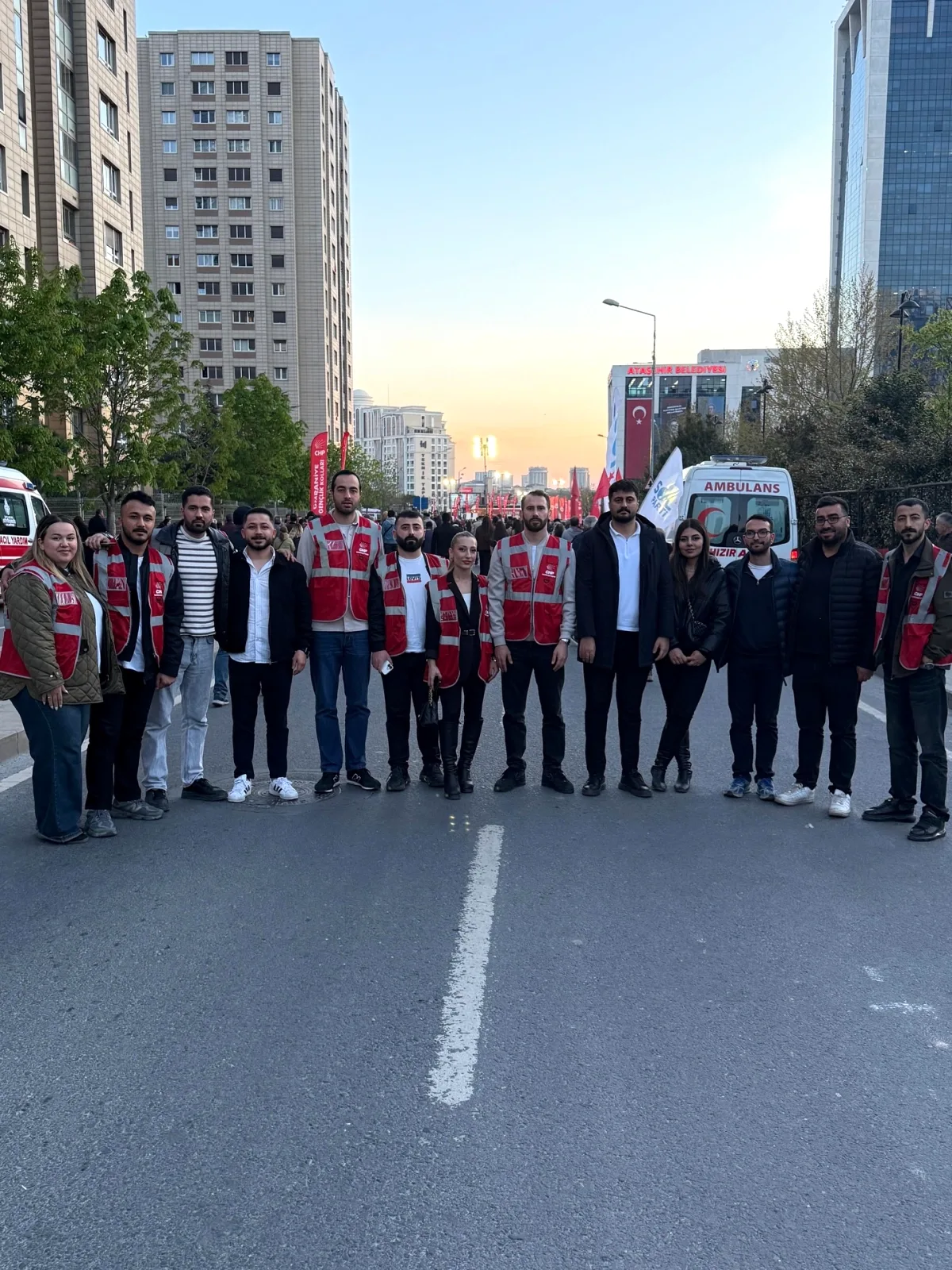Özgür Özel Ataşehir'de: "Onursal Adıgüzel'e Sahip Çıkıyoruz" Özgür Özel Ataşehir'de: "Onursal Adıgüzel'e Sahip Çıkıyoruz"