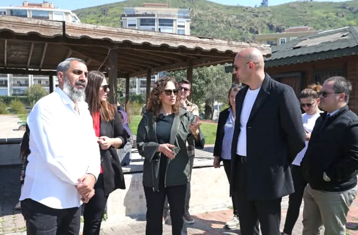 Karşıyaka'da Yaşam Kalitesi Yükseliyor: İmbatlı ve Latife Hanım'da Modern Park Dönüşümü Karşıyaka'da Yaşam Kalitesi Yükseliyor: İmbatlı ve Latife Hanım'da Modern Park Dönüşümü