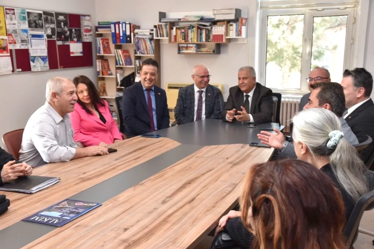 Balıkesir'de Tarihi Lise Ziyareti: Eğitim İstişaresi Yapıldı Balıkesir'de Tarihi Lise Ziyareti: Eğitim İstişaresi Yapıldı