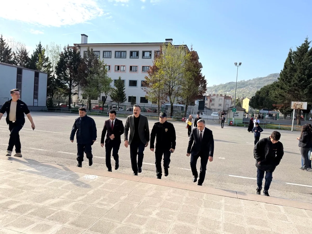 Gölcük'te Okul ve Kantin Denetimi: Kaymakam Yerinde İnceleme Yaptı Gölcük'te Okul ve Kantin Denetimi: Kaymakam Yerinde İnceleme Yaptı