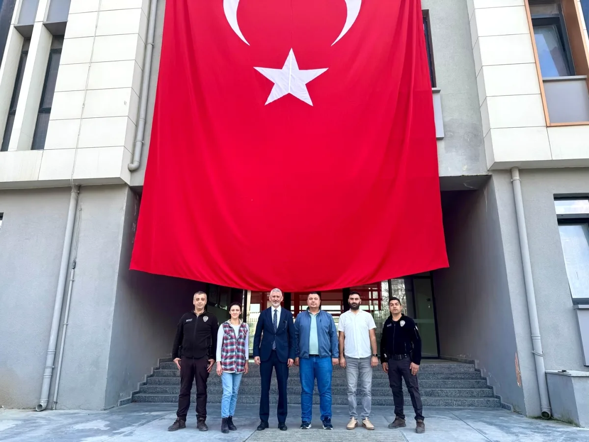 Çatalca Müdürü Ceylan, Çanakça İlk ve Ortaokulu'nu Ziyaret Etti Çatalca Müdürü Ceylan, Çanakça İlk ve Ortaokulu'nu Ziyaret Etti