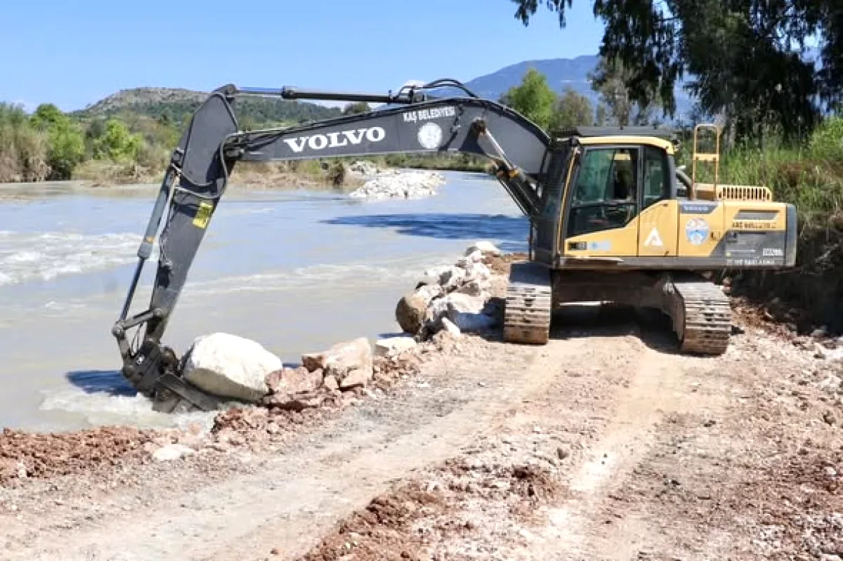 Kaş'ta Hayıtlı Mevkii Bağlantı Yolu Geçici Olarak Kapalı Kaş'ta Hayıtlı Mevkii Bağlantı Yolu Geçici Olarak Kapalı