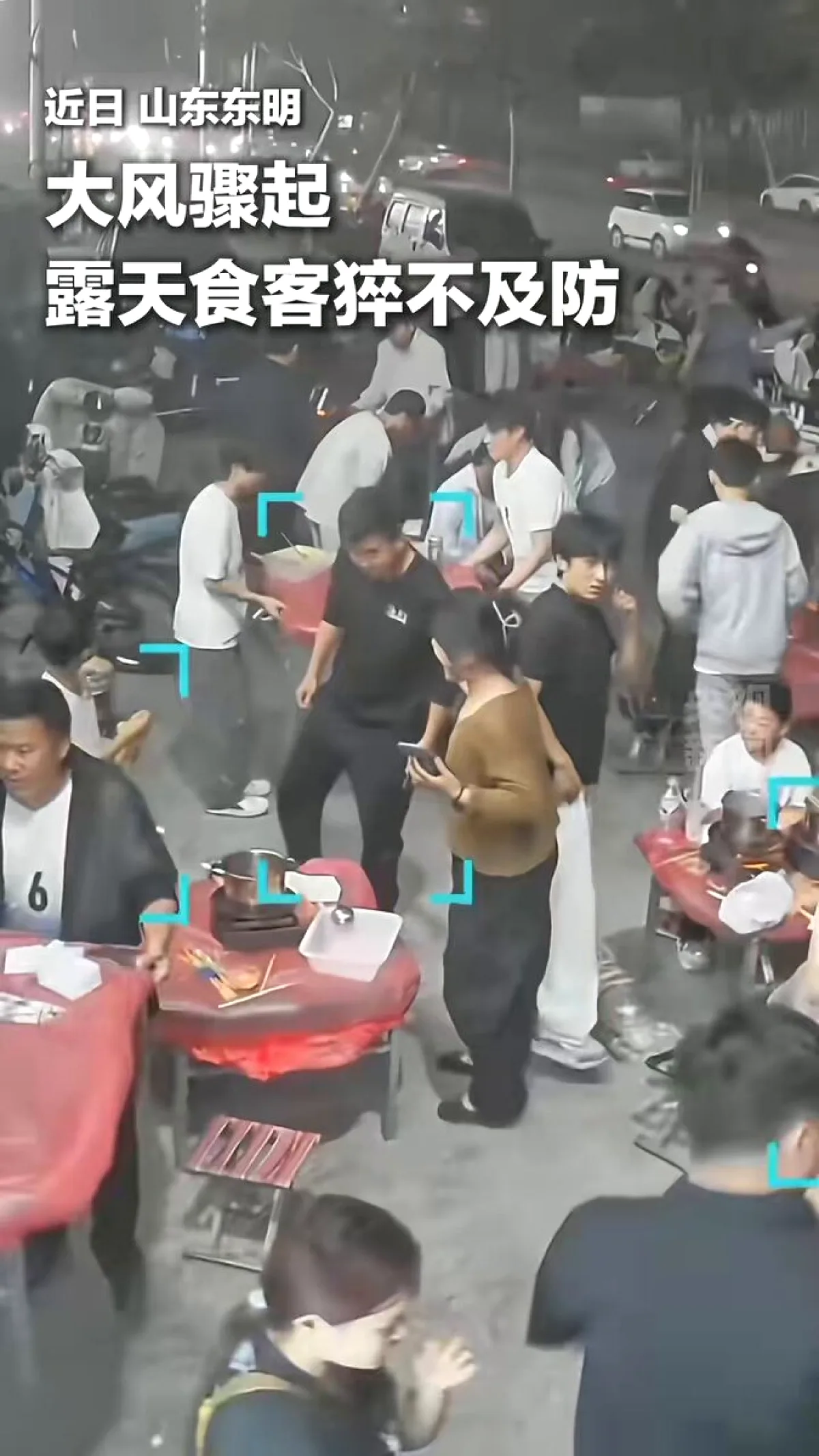 Şiddetli Rüzgarda Restoran Sahibinin Yardım Çağrısına Müşterilerden Sıcak Tepki Şiddetli Rüzgarda Restoran Sahibinin Yardım Çağrısına Müşterilerden Sıcak Tepki