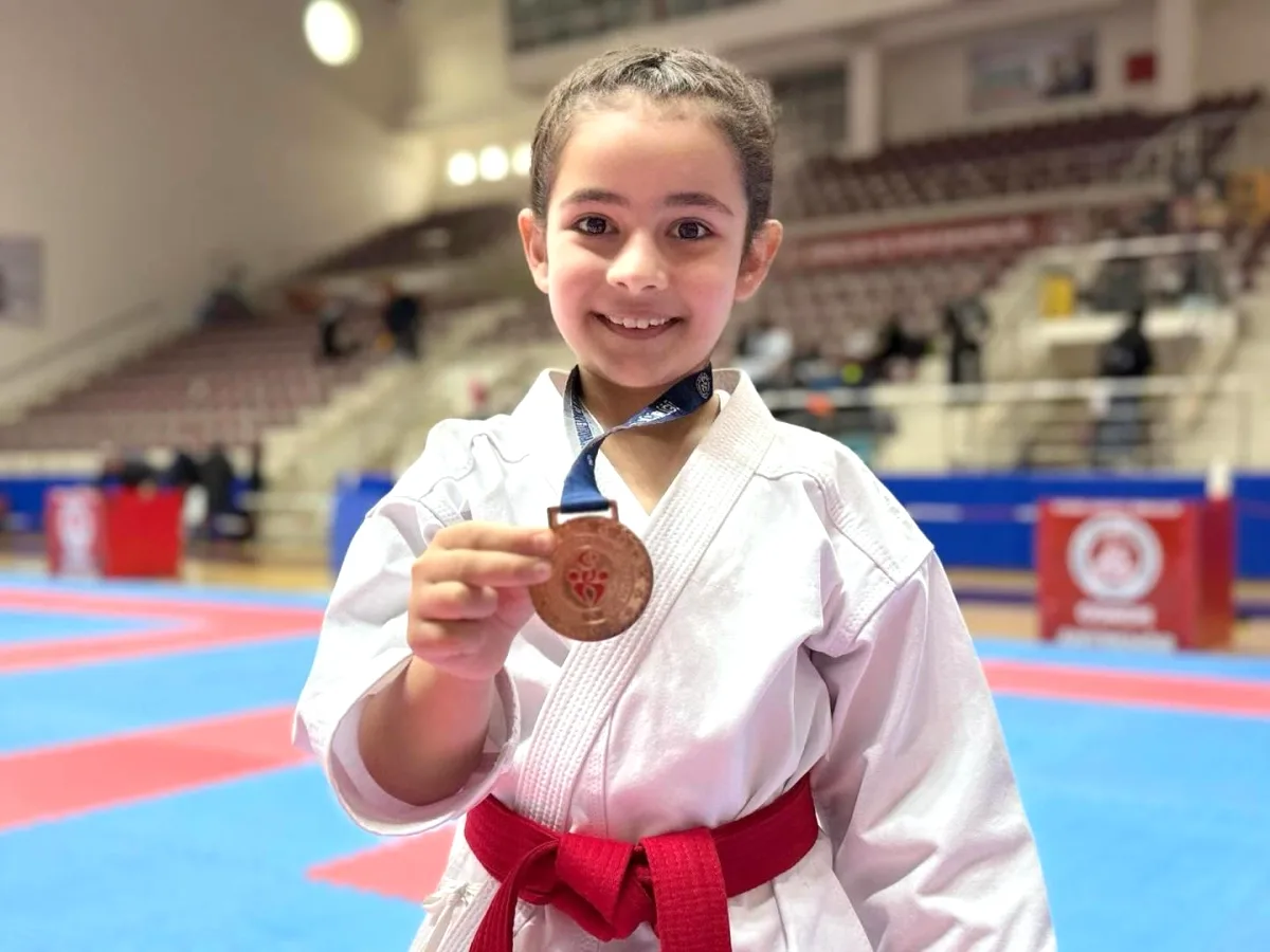 Sultangazili Belinay Bükre Sevindik Karate Şampiyonasında 3. Oldu Sultangazili Belinay Bükre Sevindik Karate Şampiyonasında 3. Oldu