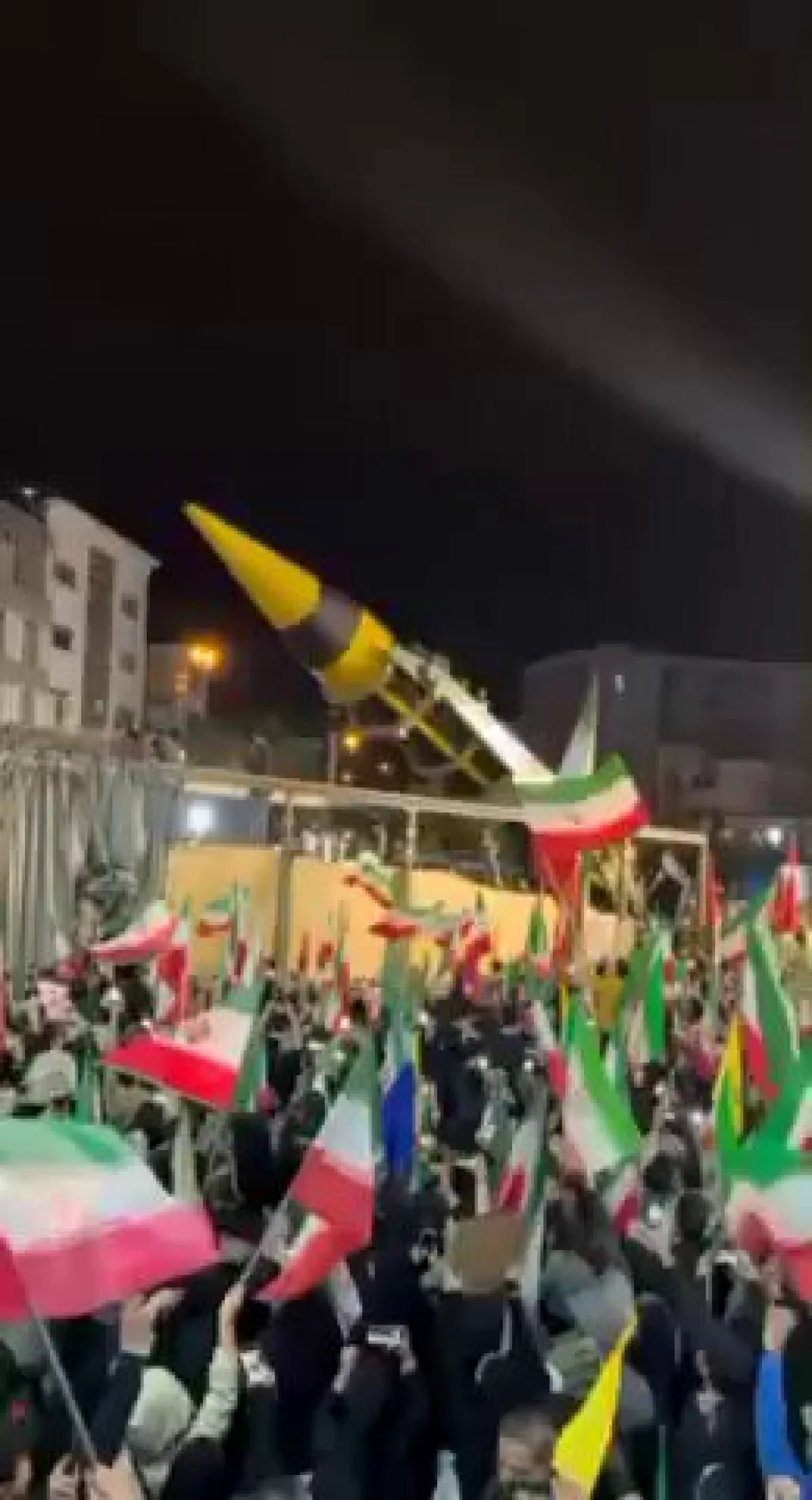 İran'dan Balistik Füze Gösterisi: İki Füzenin Görüntüleri Paylaşıldı İran'dan Balistik Füze Gösterisi: İki Füzenin Görüntüleri Paylaşıldı