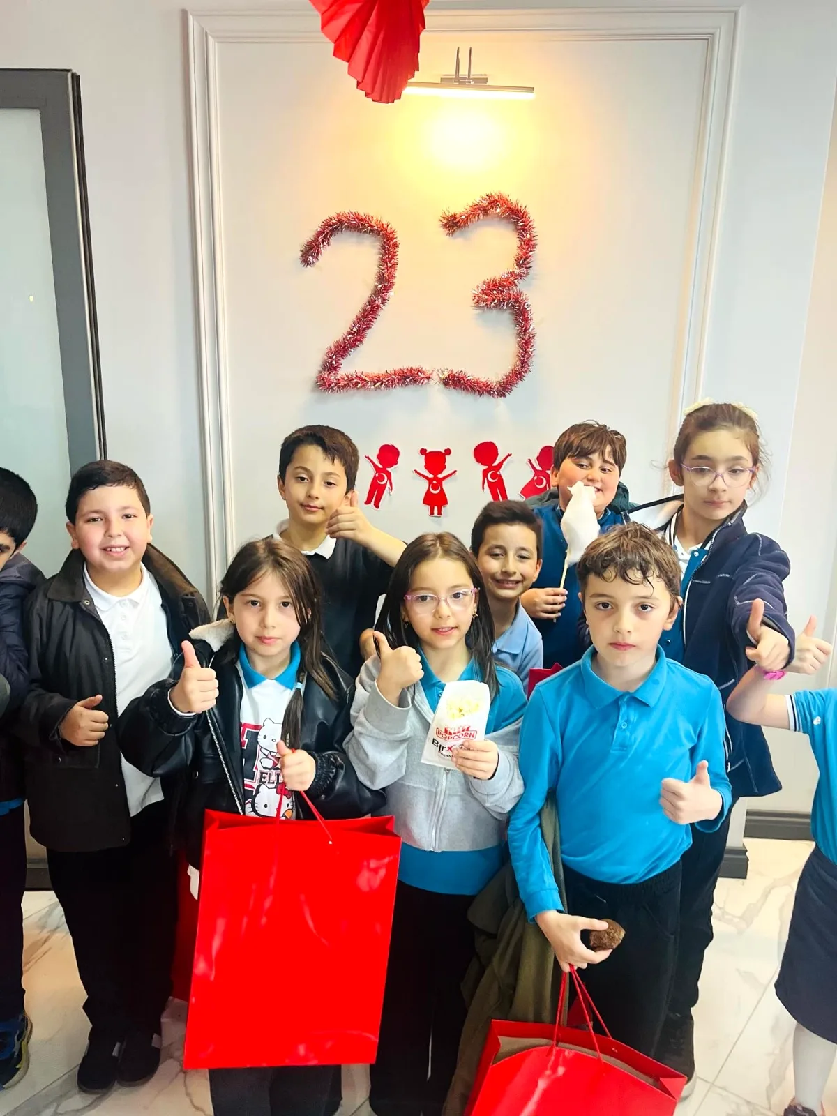 ÇEKSİAD'dan Çekmeköy'deki Çocuklara 23 Nisan Sürprizi ÇEKSİAD'dan Çekmeköy'deki Çocuklara 23 Nisan Sürprizi