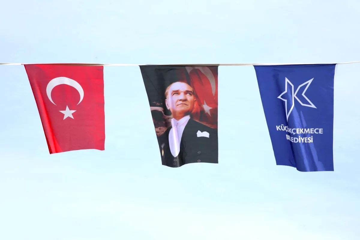 Küçükçekmece 23 Nisan İçin Süslemelerini Tamamladı Küçükçekmece 23 Nisan İçin Süslemelerini Tamamladı