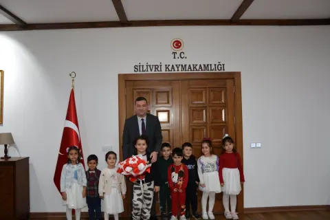 Silivri'de Minik Öğrenciler Kaymakam Togan'ı Ziyaret Etti