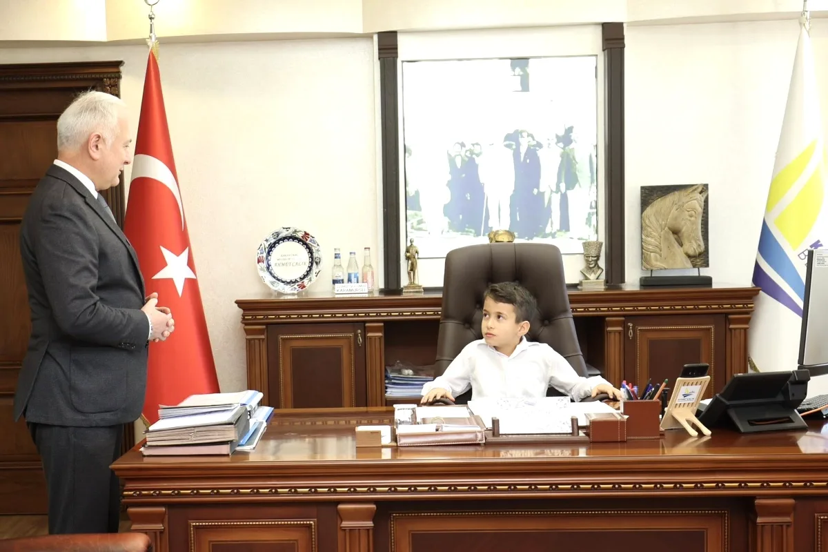 Karamürsel'de 23 Nisan Coşkusu: Makam Koltuğu Çocuğun Oldu Karamürsel'de 23 Nisan Coşkusu: Makam Koltuğu Çocuğun Oldu