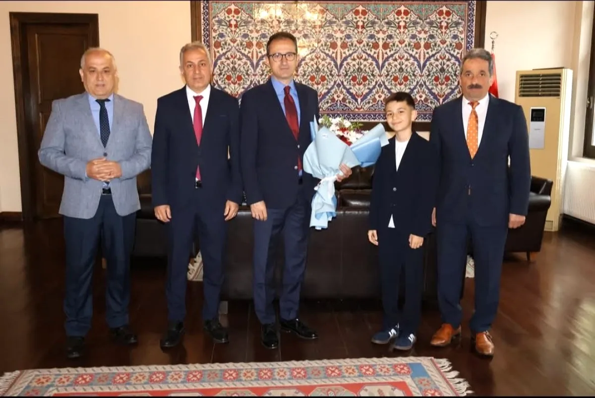 İznik'te Çocuklar Kaymakamlık Koltuğuna Oturdu İznik'te Çocuklar Kaymakamlık Koltuğuna Oturdu