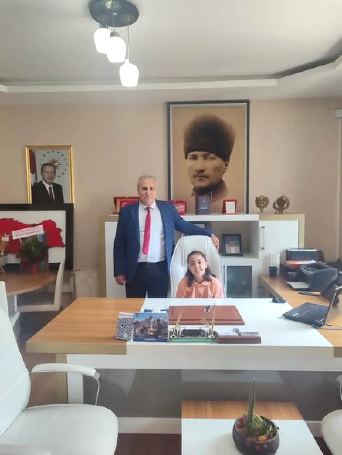 Ceyhan'da 23 Nisan Coşkusu: Makam Koltuğu Minik Asel'e Emanet Ceyhan'da 23 Nisan Coşkusu: Makam Koltuğu Minik Asel'e Emanet