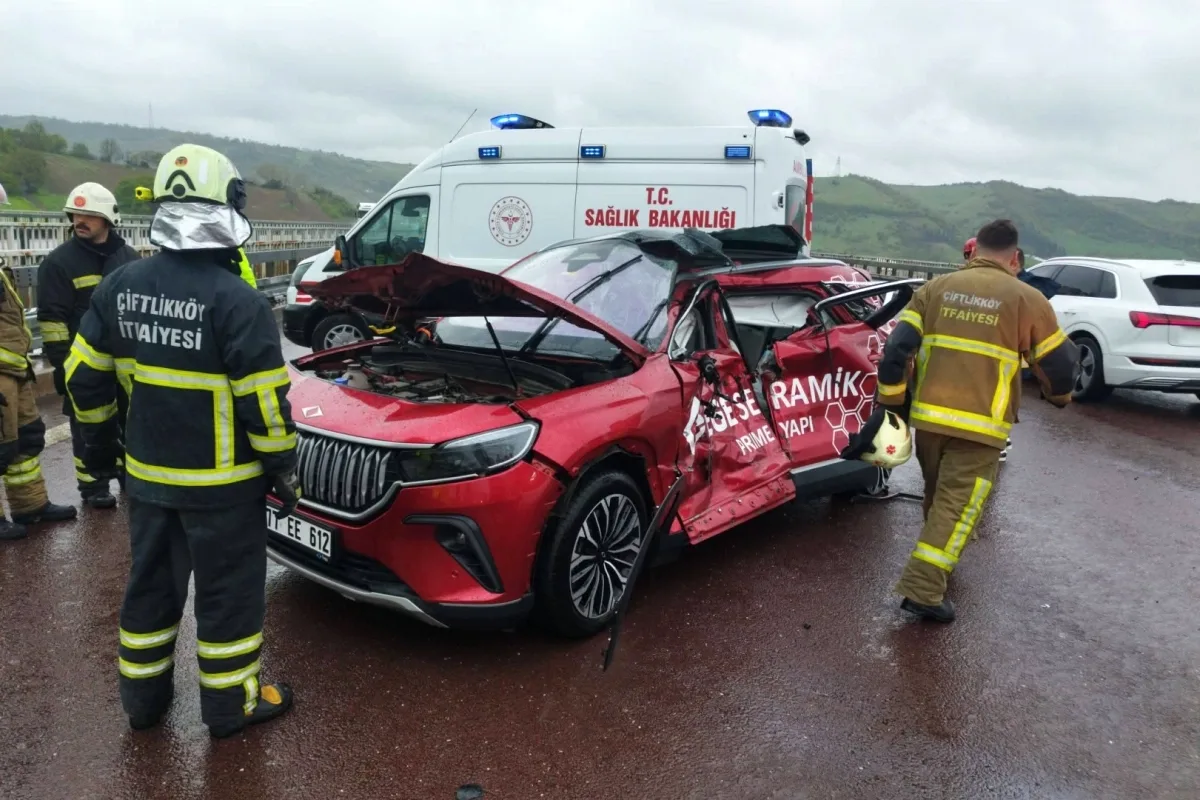 Yalova Otoyolunda Yağışta Feci Kaza: 4 Yaralı Yalova Otoyolunda Yağışta Feci Kaza: 4 Yaralı