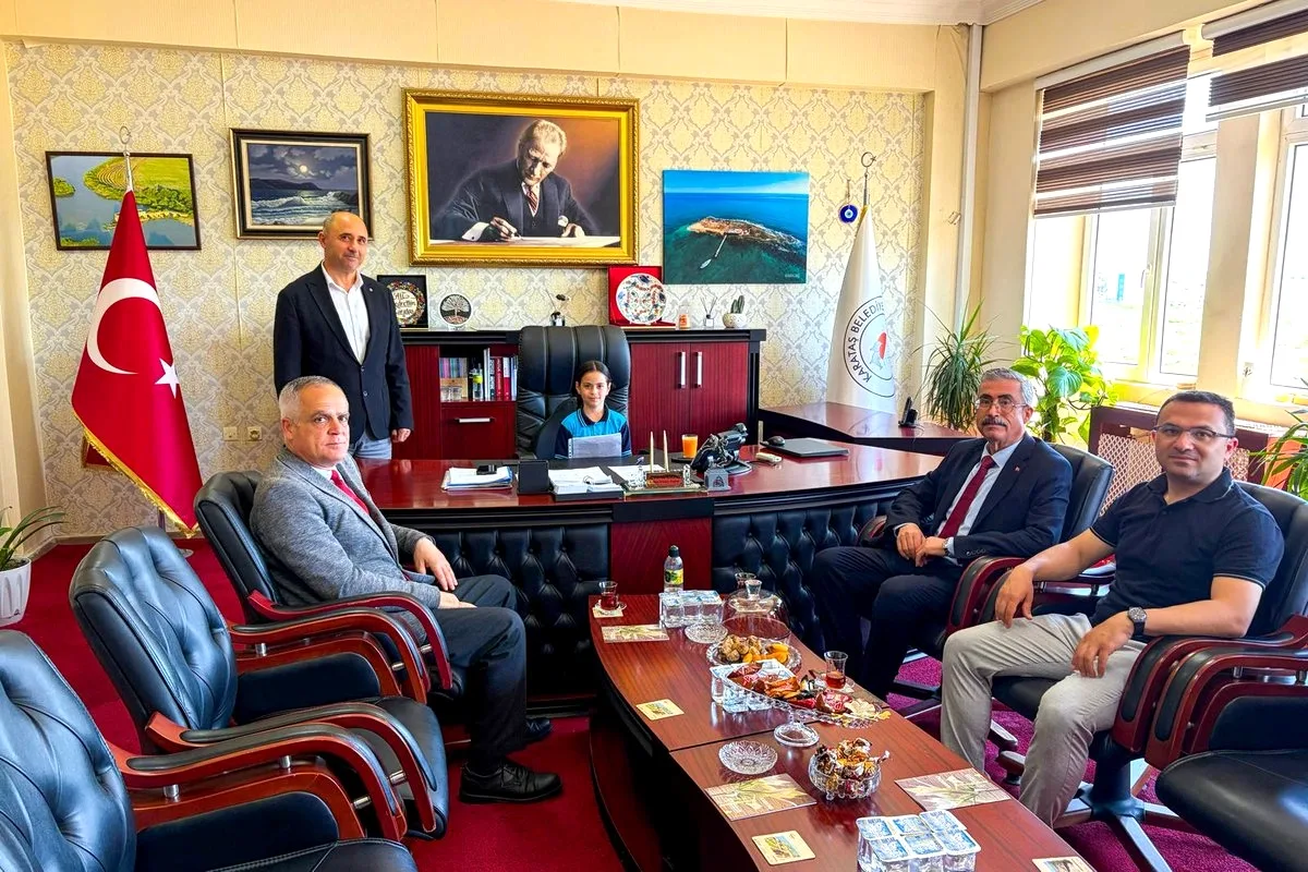 Karataş'ta 23 Nisan Coşkusu: Başkan Koltuğu Minik Elif'e Emanet Karataş'ta 23 Nisan Coşkusu: Başkan Koltuğu Minik Elif'e Emanet