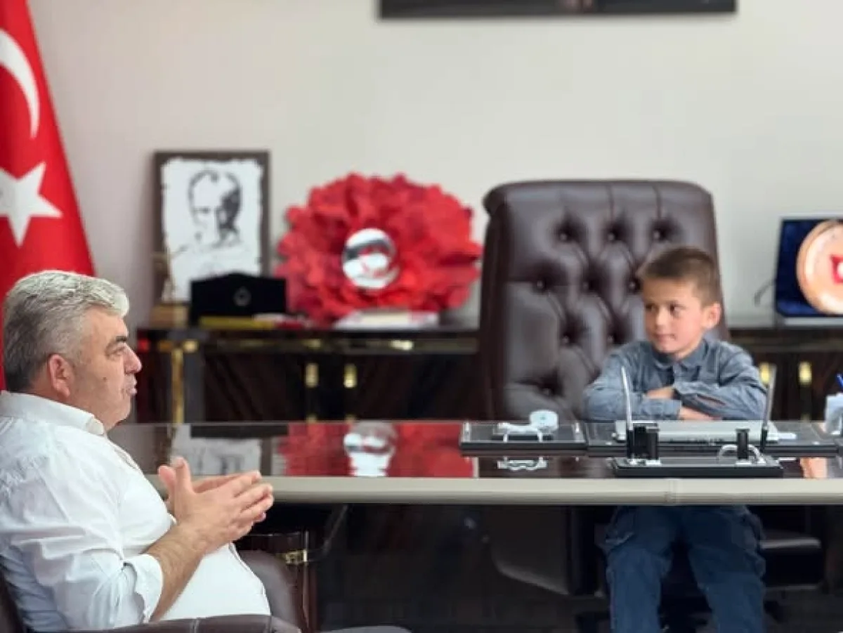 Kiraz'da 23 Nisan Coşkusu: Belediye Başkanlığı Bir Günlüğüne Öğrenciye Devredildi Kiraz'da 23 Nisan Coşkusu: Belediye Başkanlığı Bir Günlüğüne Öğrenciye Devredildi