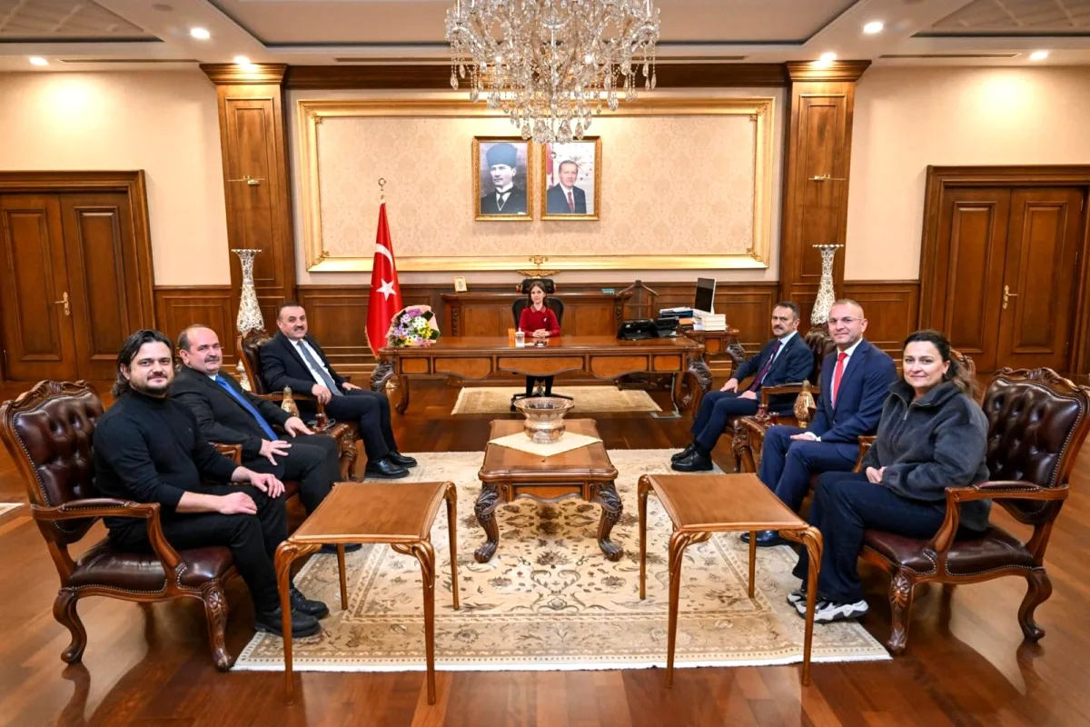 Kocaeli Valisi Makam Koltuğunu Minik Lidya'ya Devretti Kocaeli Valisi Makam Koltuğunu Minik Lidya'ya Devretti