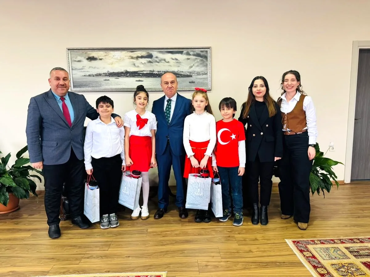 Sultangazi'de 23 Nisan Coşkusu: Kaymakam Makamını Çocuklara Devretti Sultangazi'de 23 Nisan Coşkusu: Kaymakam Makamını Çocuklara Devretti