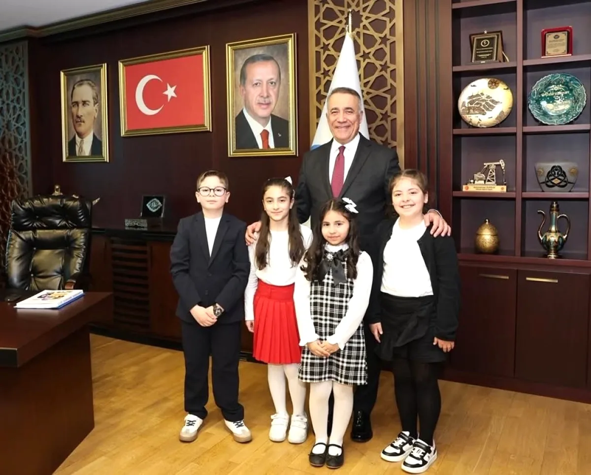 Sultangazi'de 23 Nisan Coşkusu: Başkan Makamını Çocuklara Devretti Sultangazi'de 23 Nisan Coşkusu: Başkan Makamını Çocuklara Devretti