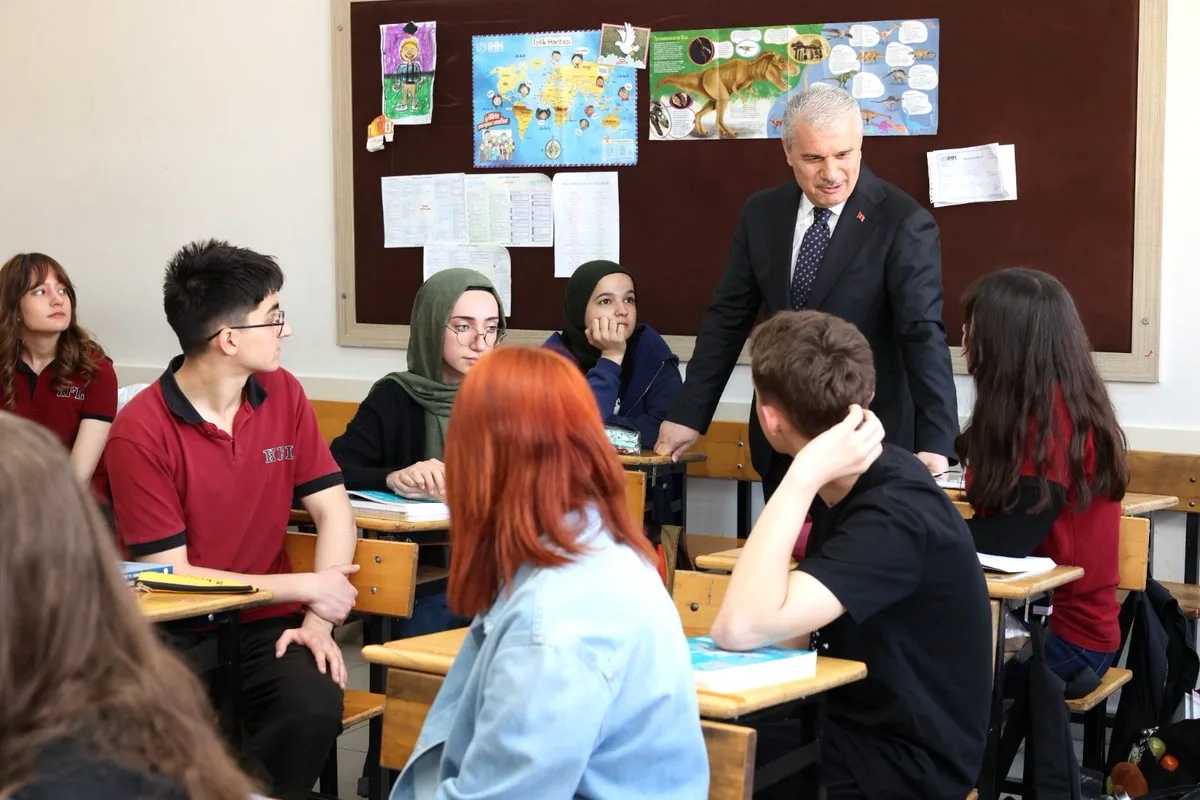 Konya Valisi İbrahim Akın Karatay Fen Lisesi'ni Ziyaret Etti Konya Valisi İbrahim Akın Karatay Fen Lisesi'ni Ziyaret Etti