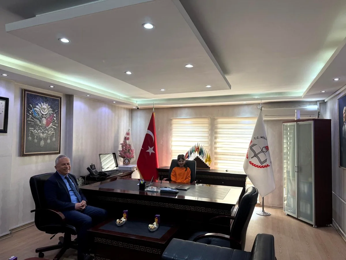 Aladağ'da 23 Nisan Coşkusu: Öğrenci Büşra YETER Makam Devrinde Aladağ'da 23 Nisan Coşkusu: Öğrenci Büşra YETER Makam Devrinde