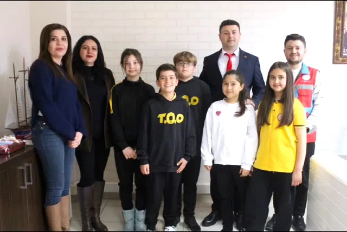 Altınova'da 23 Nisan Coşkusu: Öğrenciler Vakıf Müdürü Koltuğunda Altınova'da 23 Nisan Coşkusu: Öğrenciler Vakıf Müdürü Koltuğunda