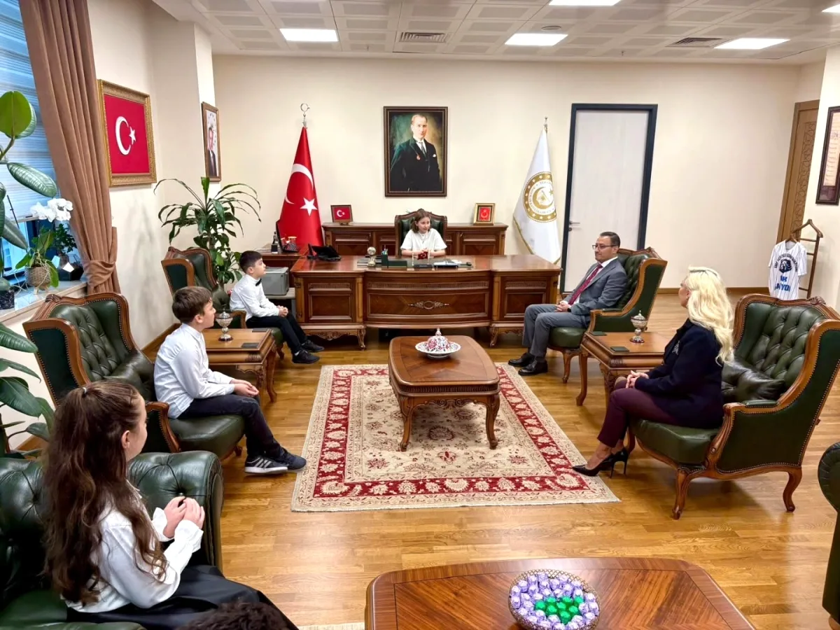 Bağcılar'da 23 Nisan Coşkusu: Makam Çocuklara Emanet Bağcılar'da 23 Nisan Coşkusu: Makam Çocuklara Emanet