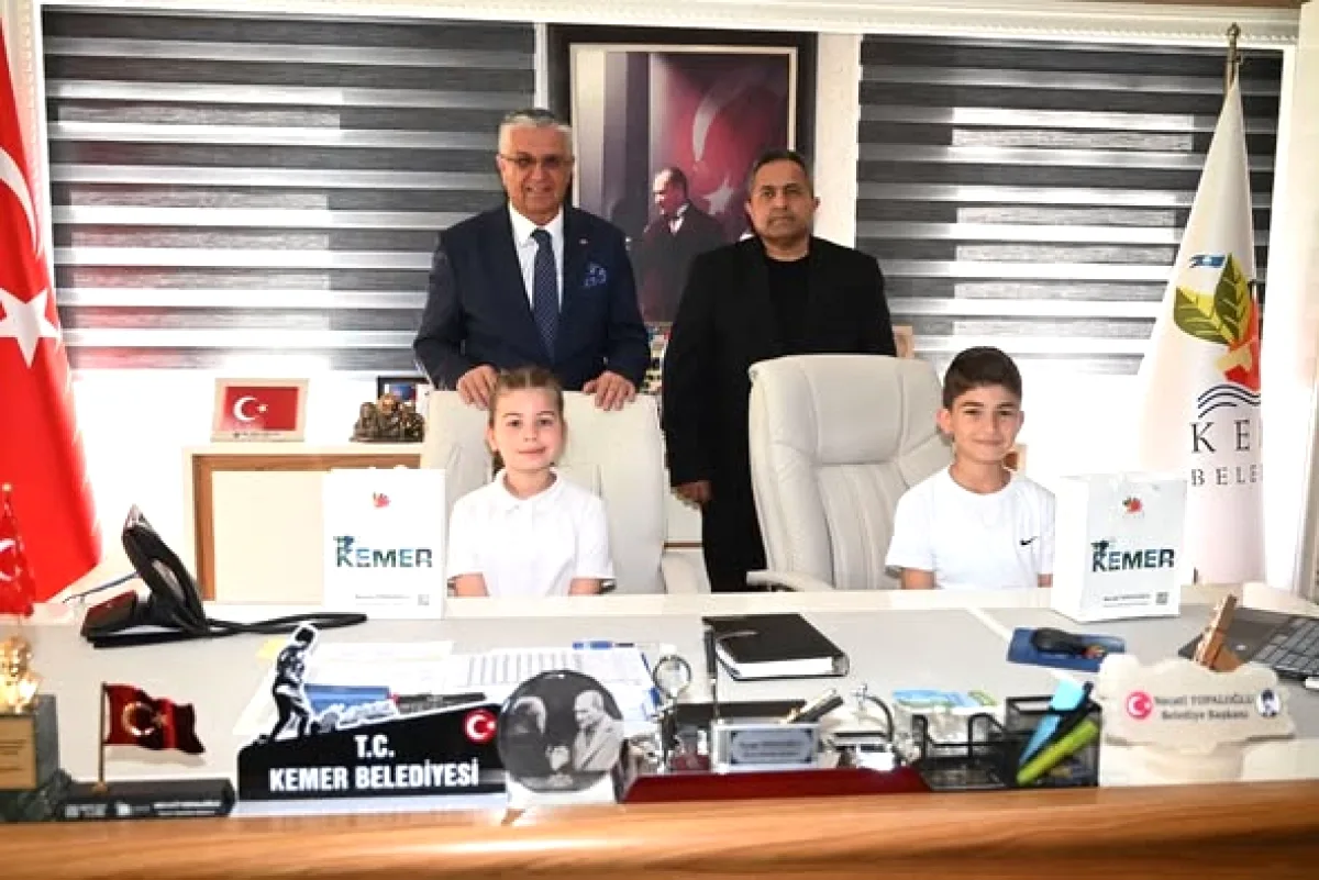 Kemer'de 23 Nisan Coşkusu: Minik Öğrenciler Başkanlık Koltuğunda Kemer'de 23 Nisan Coşkusu: Minik Öğrenciler Başkanlık Koltuğunda
