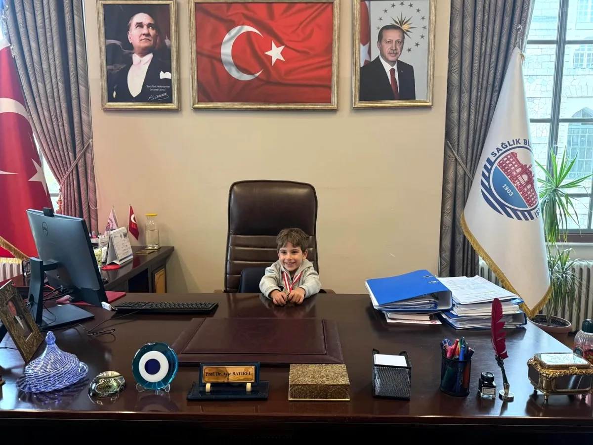 SBÜ Hamidiye'de 23 Nisan Coşkusu: Dekan Makamını Çocuğa Devretti SBÜ Hamidiye'de 23 Nisan Coşkusu: Dekan Makamını Çocuğa Devretti