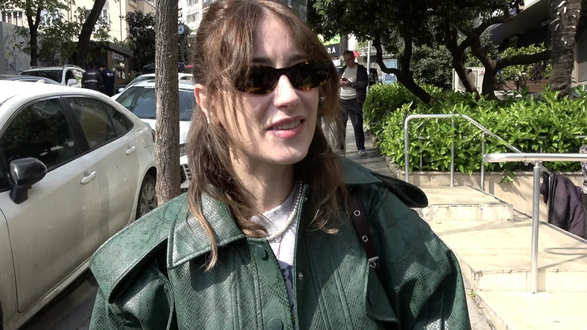Hazal Kaya'dan Annelik İtirafı: 'Birbirimize Bayılıyoruz' Hazal Kaya'dan Annelik İtirafı: 'Birbirimize Bayılıyoruz'