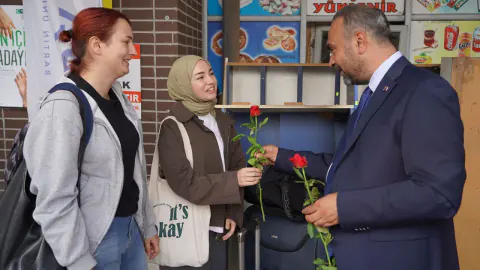 BARÜ Rektörü Akkaya, yeni öğrencileri otogarda çiçekle karşıladı