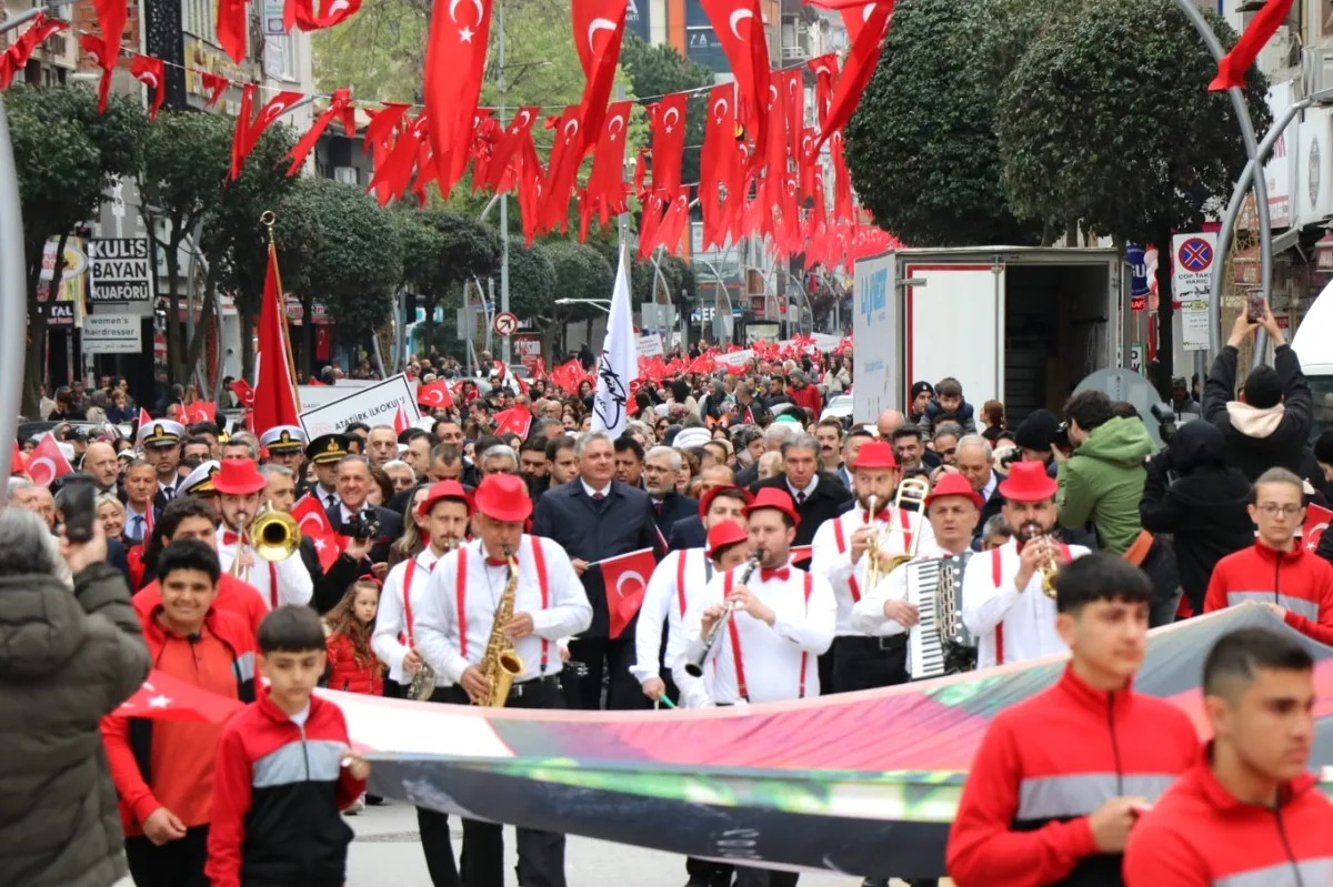Yalova'da 23 Nisan Coşkusu: Kortej Yürüyüşüyle Bayram Başladı Yalova'da 23 Nisan Coşkusu: Kortej Yürüyüşüyle Bayram Başladı