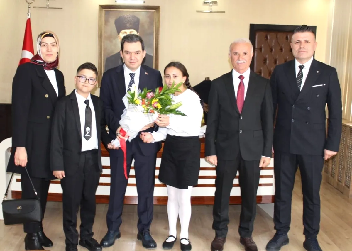 Şereflikoçhisar'da 23 Nisan Koltuk Devri: Çocuklar Makam Koltuğuna Oturdu Şereflikoçhisar'da 23 Nisan Koltuk Devri: Çocuklar Makam Koltuğuna Oturdu