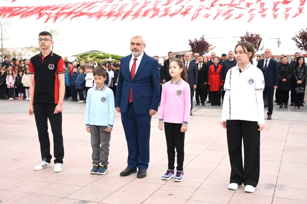 Yalova'da 23 Nisan Coşkusu Atatürk Anıtı'nda Başladı Yalova'da 23 Nisan Coşkusu Atatürk Anıtı'nda Başladı