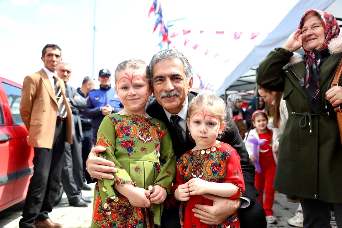 Gemlik'te 23 Nisan Coşkusu: Başkan Deviren Çocuklarla Buluştu Gemlik'te 23 Nisan Coşkusu: Başkan Deviren Çocuklarla Buluştu