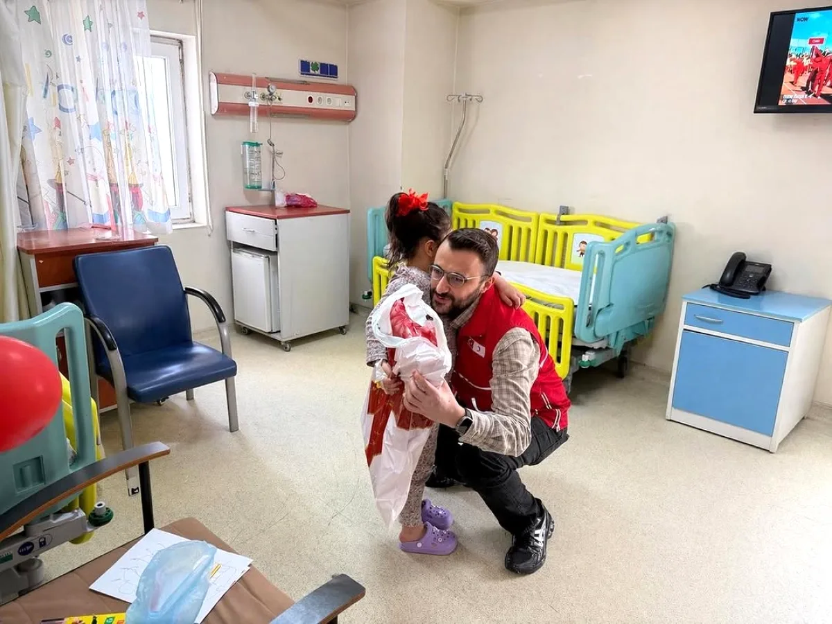 Kızılay'dan Bayrampaşa Devlet Hastanesi'nde Yatan Çocuklara 23 Nisan Ziyareti Kızılay'dan Bayrampaşa Devlet Hastanesi'nde Yatan Çocuklara 23 Nisan Ziyareti