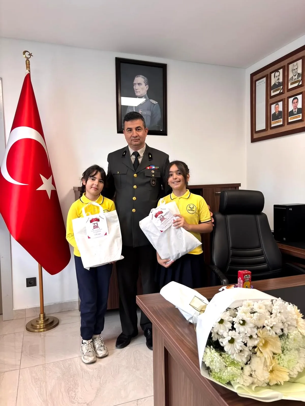 Zeytinburnu'nda Minik Eller Askerlik Şubesi Başkanı Oldu Zeytinburnu'nda Minik Eller Askerlik Şubesi Başkanı Oldu