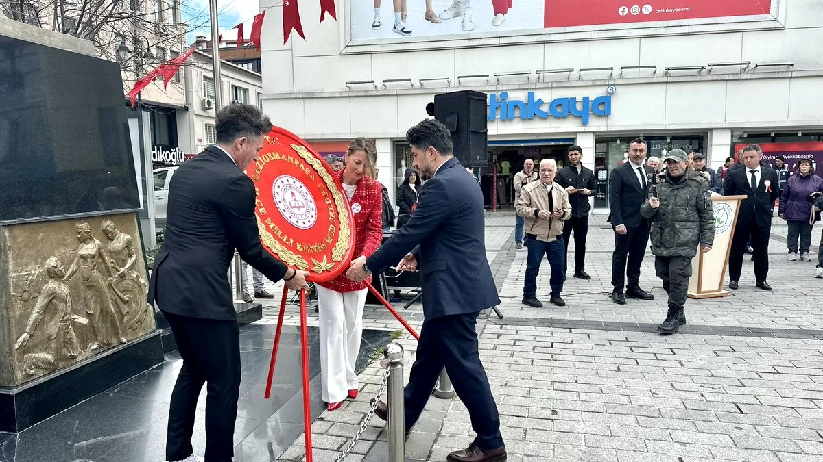 Gaziosmanpaşa'da 23 Nisan Çelenk Töreni: Eğitim Camiası Atatürk Anıtı'nda Buluştu Gaziosmanpaşa'da 23 Nisan Çelenk Töreni: Eğitim Camiası Atatürk Anıtı'nda Buluştu